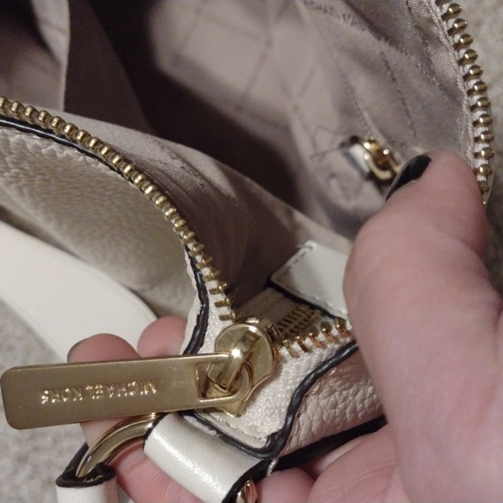Michael kors purse - Picture 9 of 14
